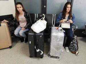 Alexa és Vera a repülőtéren