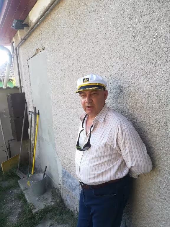 László matróz sapkában