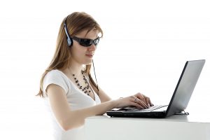 Fiatal látássérült felhasználó laptop előtt