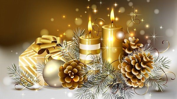 a képen gyertyák, tobozok, fenyőágak, karácsonyfa dísz, és egy szép ajándékcsomag látható