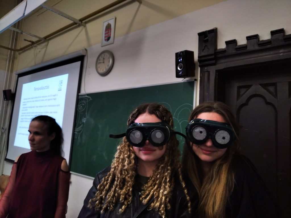 a diákok felpróbálhatták a szimulációs szemüvegeket is