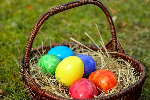 Húsvéti tojások kosárban