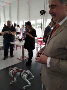 Szuhaj Mihály a díjátadó főszereplőjével, a robotkutyával, Floppy-val