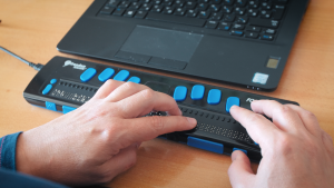 Braille kijelző használat közben
