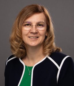 Zsuzsanna Palmer, a  Grand Valley State University (Michigan) docense, a tanulmány szerzője