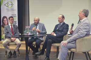 Kerekasztal beszélgetés a mesterséges intelligencia hatásairól a segítő technológiákra. A kerekasztal résztvevői: Dr. Prószéky Gábor főigazgató, (ELTE Nyelvtudományi Kutatóközpont), a rendezvény fővédnöke Dr. Németh Géza egyetemi tanár (BME- Távközlési és Mesterséges Intelligencia Tanszék (TMIT), Dr. Karacs Kristóf egyetemi docens (Pázmány Péter Katolikus Egyetem Info-Kommunikációs Kar), moderál: Szuhaj Mihály, az Informatika a Látássérültekért Alapítvány elnöke