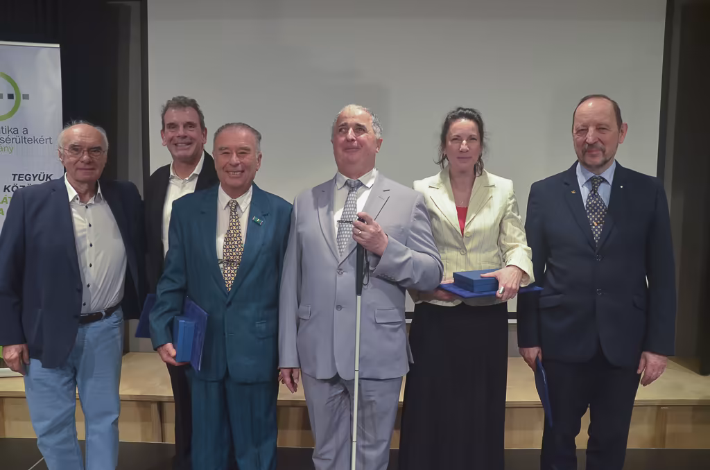 A Kulcs a Digitális Világhoz díj 2025-ös adományozottjai: Korbuly Péter (színész, bemondó), a Profivox Péter hang tulajdonosa Tobias Winnes (korábbi alelnök, Vispero) Dr. Olaszy Gábor (BME-TMIT), a Profivox Gábor hang tulajdonosa Szuhaj Mihály, az Infoalap elnöke, a díjat alapító Infoalap elnöke Terescsik Eszter (színésznő), a Profivox Eszter hang tulajdonosa Dr. Németh Géza (BME-TMIT) a beszédlabor vezetője