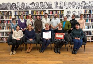 A Bródy Sándor könyvtár csapata, Tőzsér Istvánné Géczi Andrea igazgatónő az alsó sorban középen, a díszoklevéllel a kezében látható