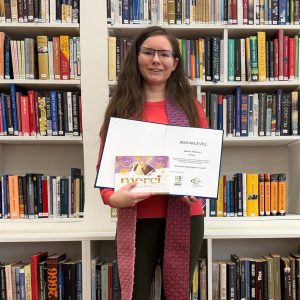 Takács Viktória, aki a könyvtár önkénteseként felolvasói különdíjban részesült