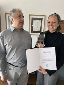 Szuhaj Mihály és Dr. Rákli Veronika a Profivox Veronika hang tulajdonosa, Kulcs a Digitális Világhoz díj 2025-ös adományozottja