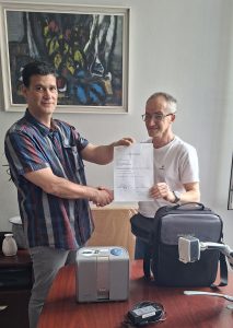 Az eszközöket Mózes István az alapítvány munkatársa adja át Kalmár Péter főigazgató úrnak.