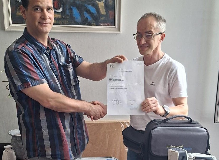 Eszközadománnyal támogatta az Infoalap a debreceni gyengénlátó diákokat