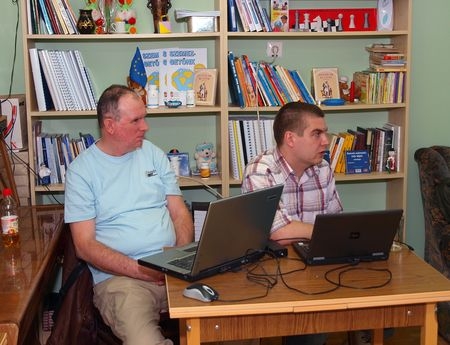 Fehér István és Molnár Ákos, az alapítvány munkatársai az előadáson